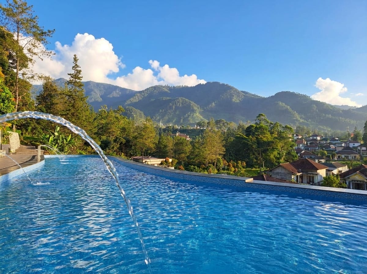 Suasana kolam air panas dengan panorama gunung