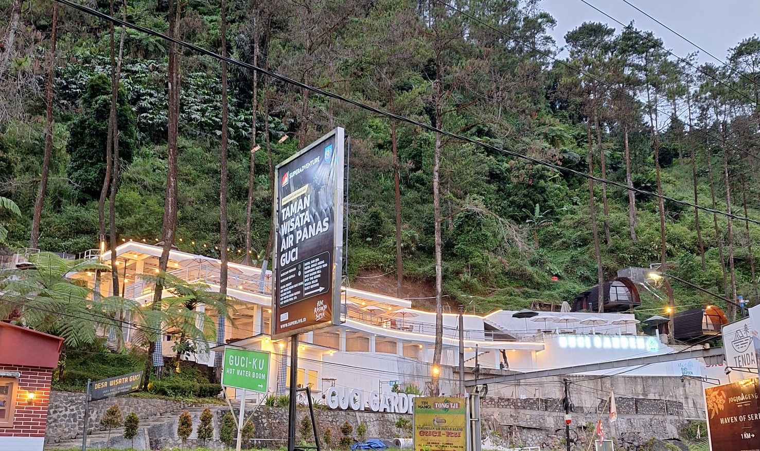 Suasana Ngopi di Guci Garden
